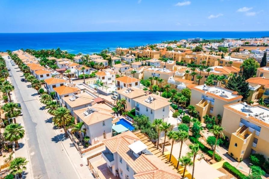 Great Villa Maria Паралимни Экстерьер фото
